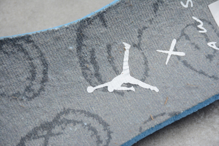KAWS x Air Jordan 4“ Cool Grey”930155-003