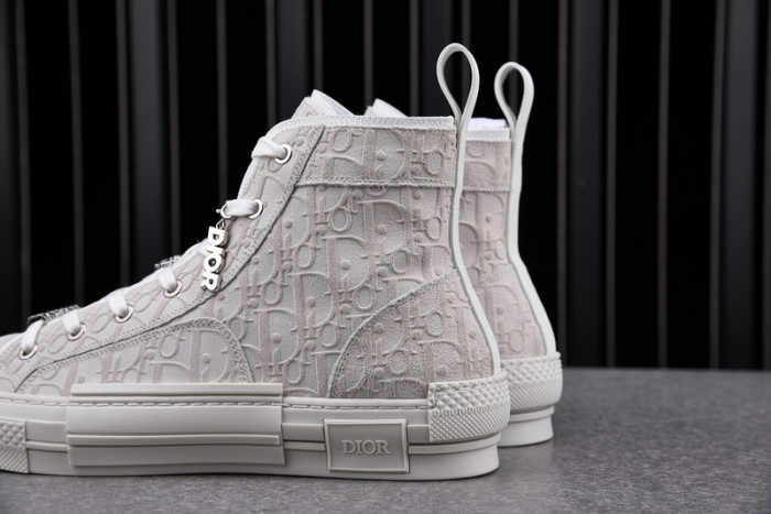 D10R B23 Oblique High Top Sneaker